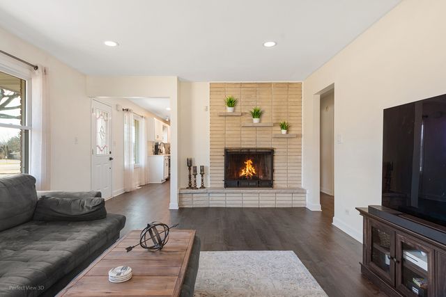 11N958 Almora Terrace, Elgin, IL 60124