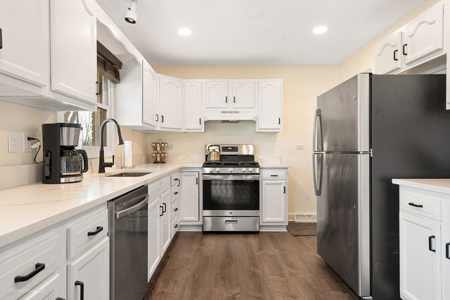 11N958 Almora Terrace, Elgin, IL 60124