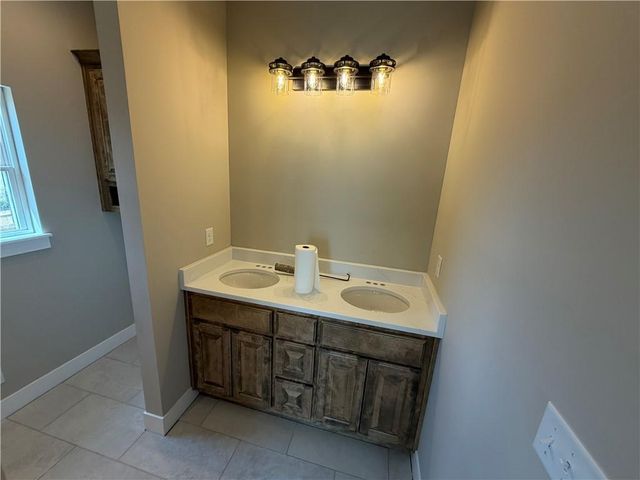 18699 E Bundschu Road, Independence, MO 64056