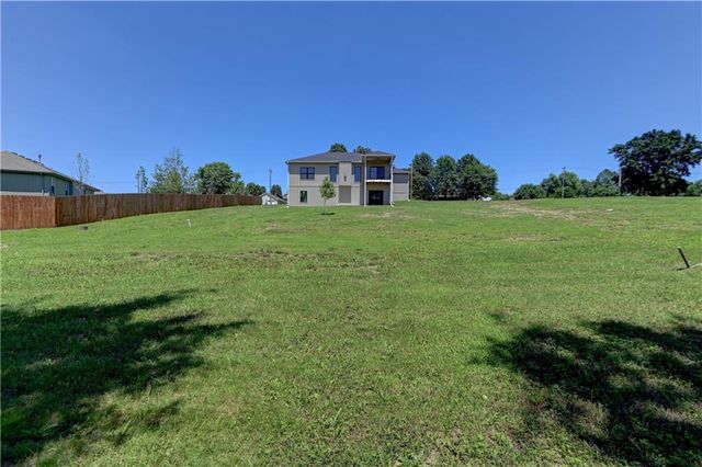 18699 E Bundschu Road, Independence, MO 64056