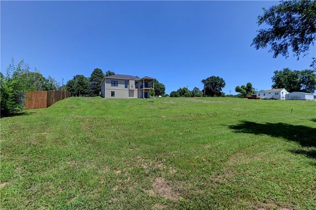 18699 E Bundschu Road, Independence, MO 64056