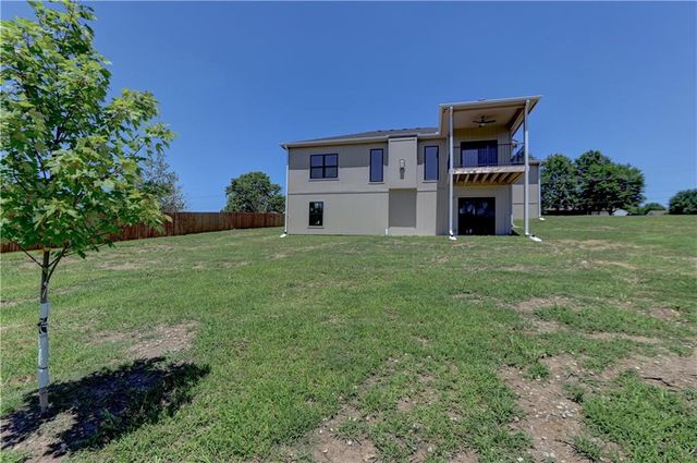 18699 E Bundschu Road, Independence, MO 64056