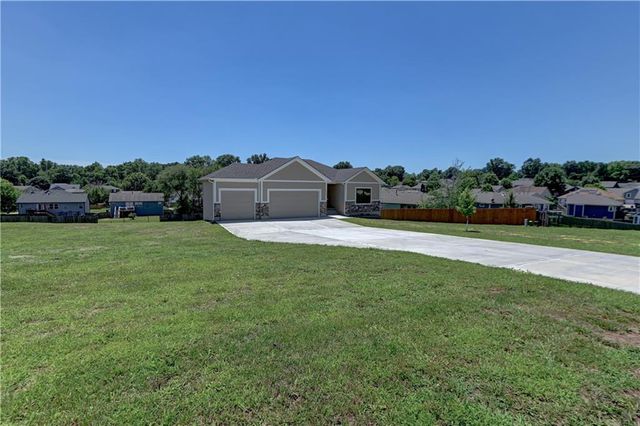 18699 E Bundschu Road, Independence, MO 64056