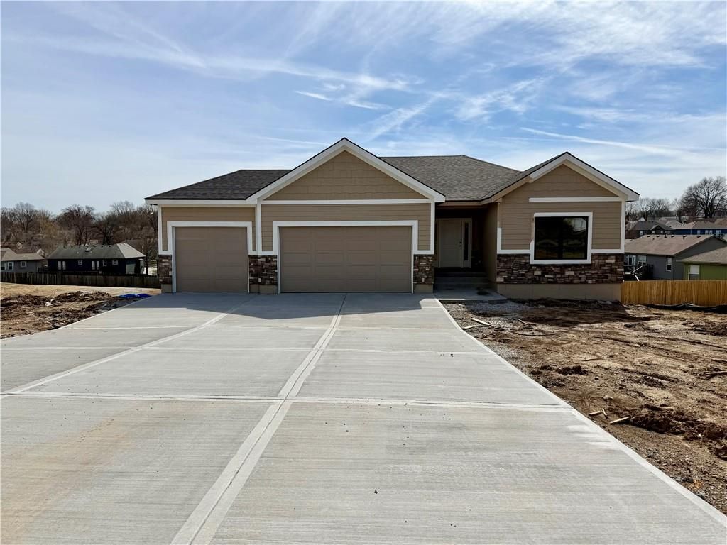 18699 E Bundschu Road, Independence, MO 64056