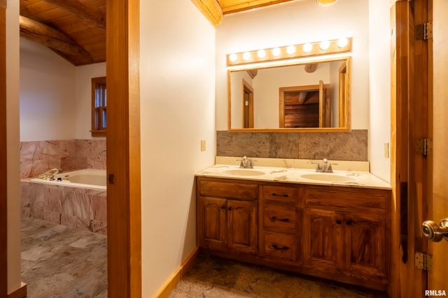 221 Poplar Lake Road, Makanda, IL 62958