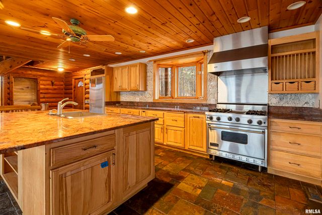 221 Poplar Lake Road, Makanda, IL 62958