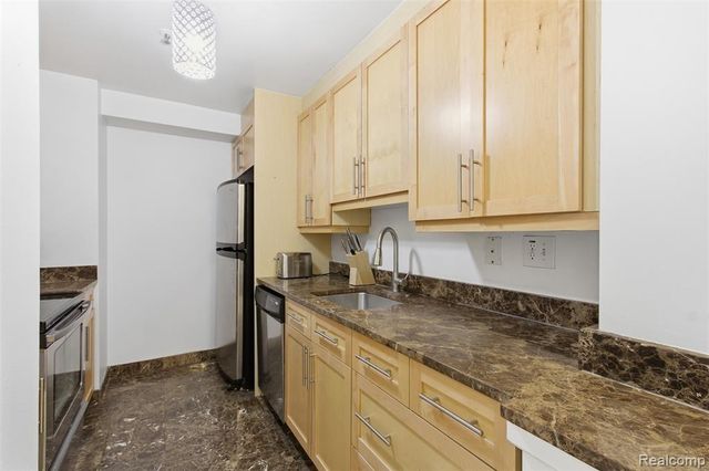 300 Riverfront Drive 25J, Detroit, MI 48226