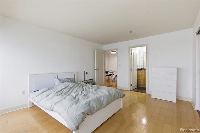 300 Riverfront Drive 25J, Detroit, MI 48226