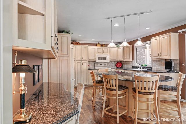 400 W 35th Street, Holland, MI 49423