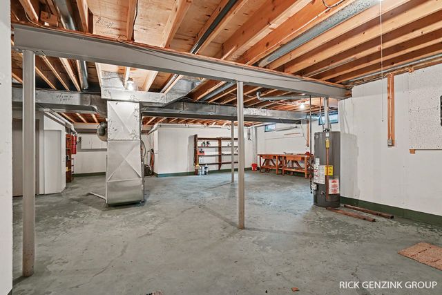 400 W 35th Street, Holland, MI 49423