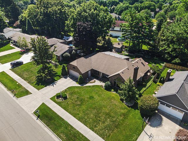 400 W 35th Street, Holland, MI 49423