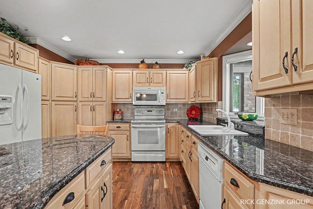 400 W 35th Street, Holland, MI 49423