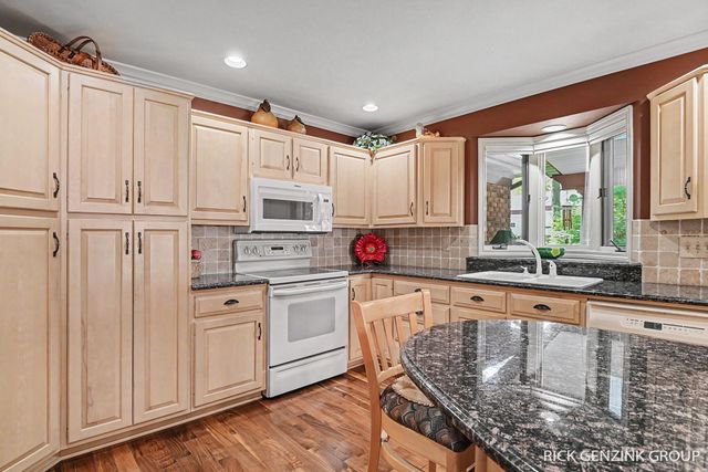 400 W 35th Street, Holland, MI 49423