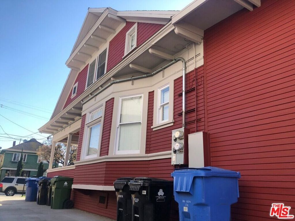 Image 11 of property listing at 1449 W 28th Street, Los Angeles, CA 90007