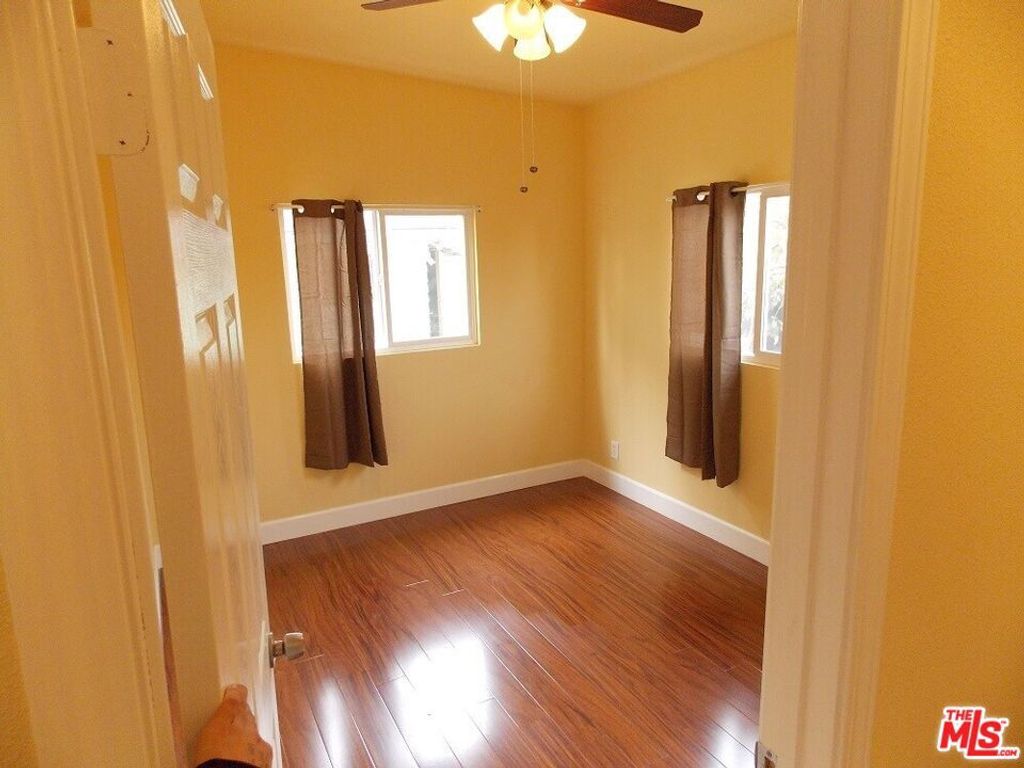 Image 13 of property listing at 1449 W 28th Street, Los Angeles, CA 90007