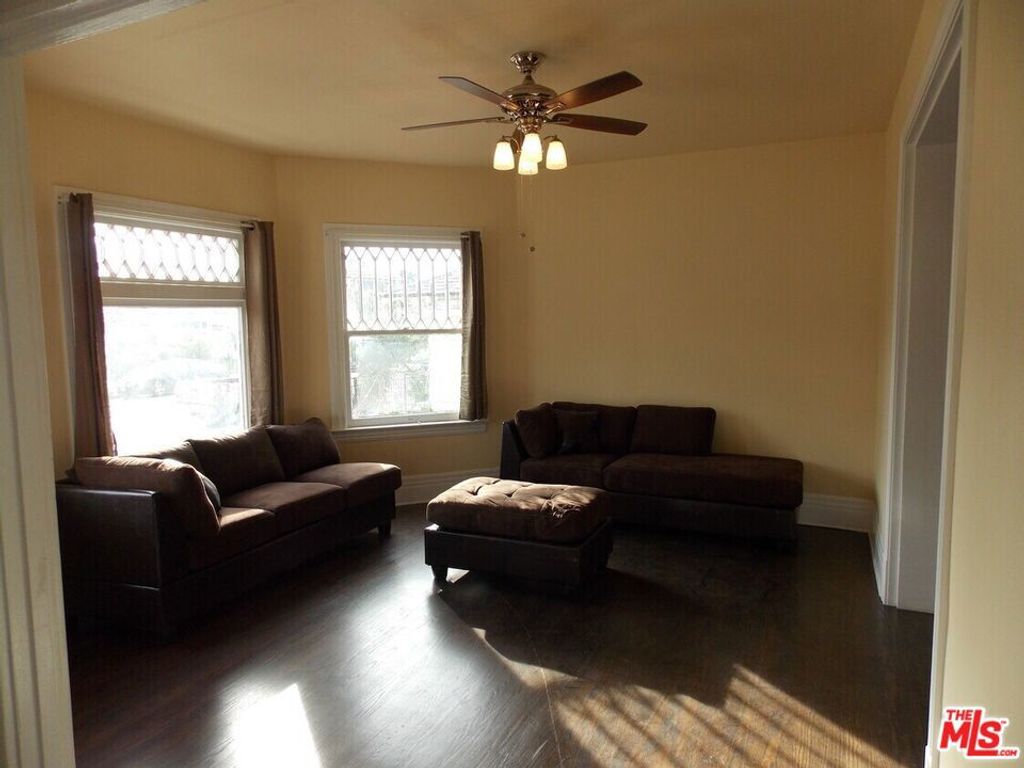 Image 14 of property listing at 1449 W 28th Street, Los Angeles, CA 90007