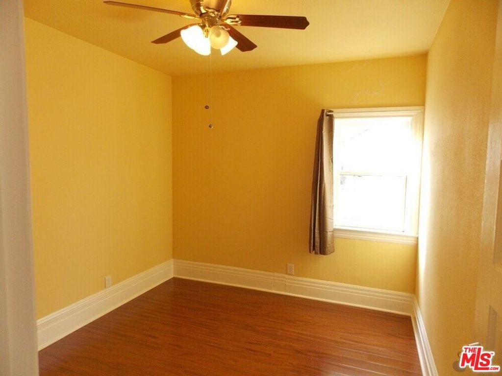 Image 16 of property listing at 1449 W 28th Street, Los Angeles, CA 90007