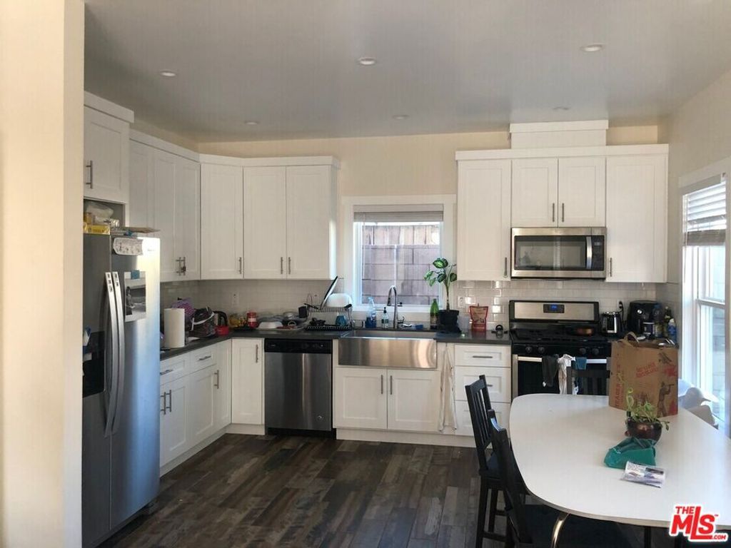Image 6 of property listing at 1449 W 28th Street, Los Angeles, CA 90007