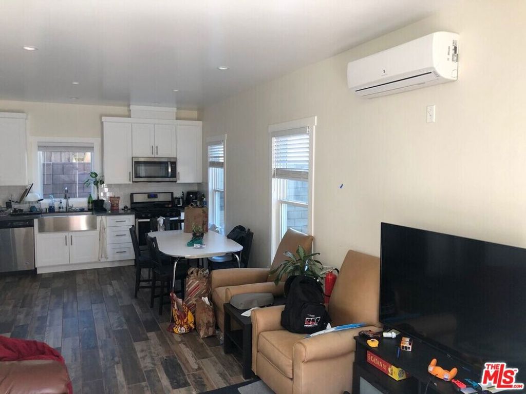 Image 9 of property listing at 1449 W 28th Street, Los Angeles, CA 90007