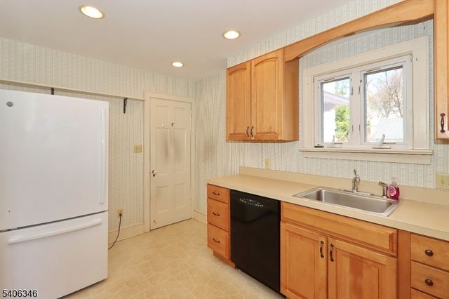 6 Manor Ave, Cranford Twp., NJ 07016