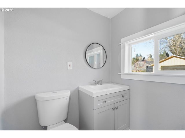 6023 N AMHERST St, Portland, OR 97203