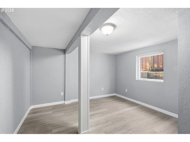 6023 N AMHERST St, Portland, OR 97203