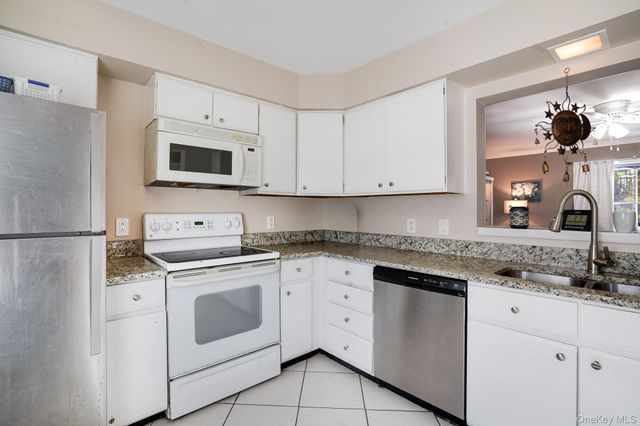 6203 Chelsea Cove N, Hopewell Junction, NY 12533