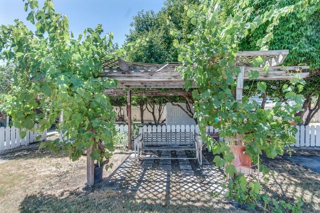9077 N Fowler Avenue, Clovis, CA 93619