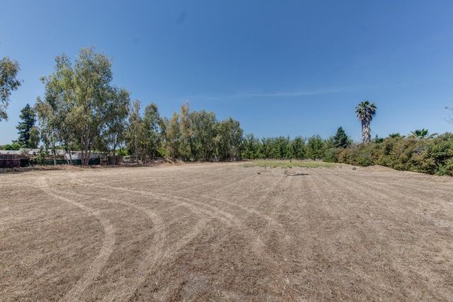 9077 N Fowler Avenue, Clovis, CA 93619
