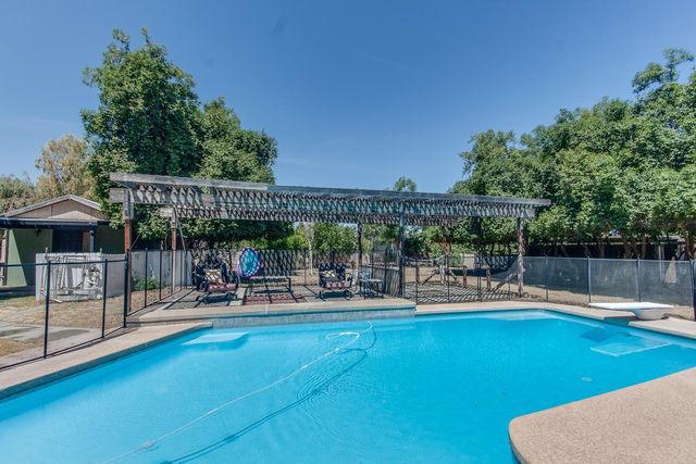 9077 N Fowler Avenue, Clovis, CA 93619