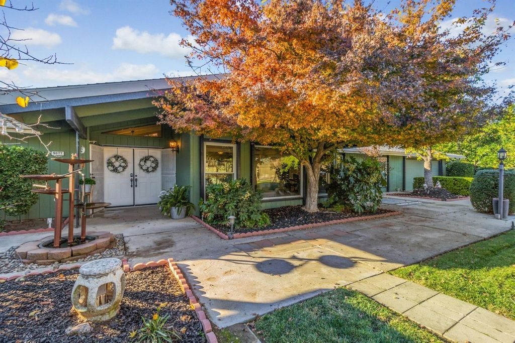 9077 N Fowler Avenue, Clovis, CA 93619