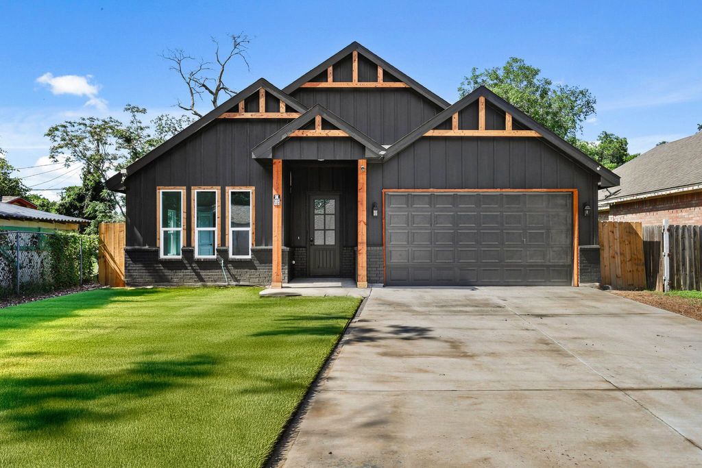 3813 Galvez Avenue, Fort Worth, TX 76111