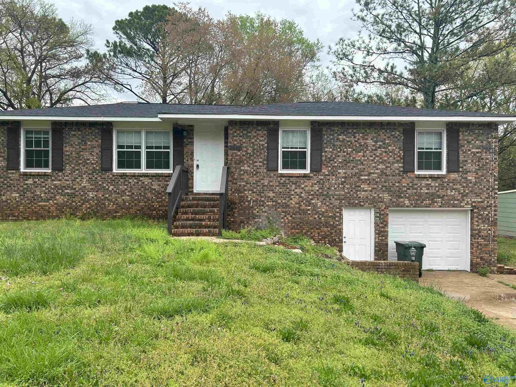 2620 NW Thornhill Road, Huntsville, AL 35810