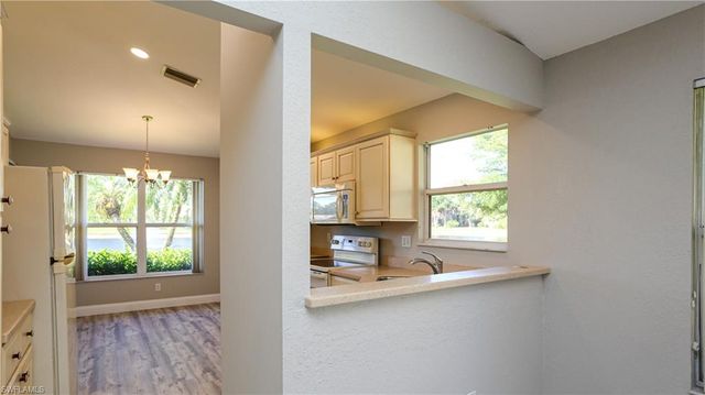 402 Emerald Bay CIR E7, Naples, FL 34110