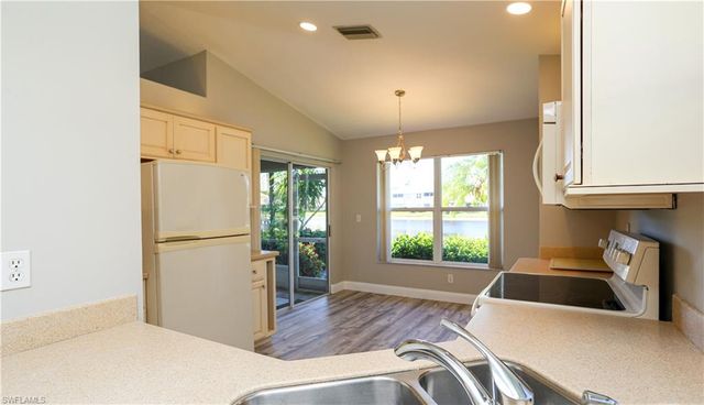 402 Emerald Bay CIR E7, Naples, FL 34110