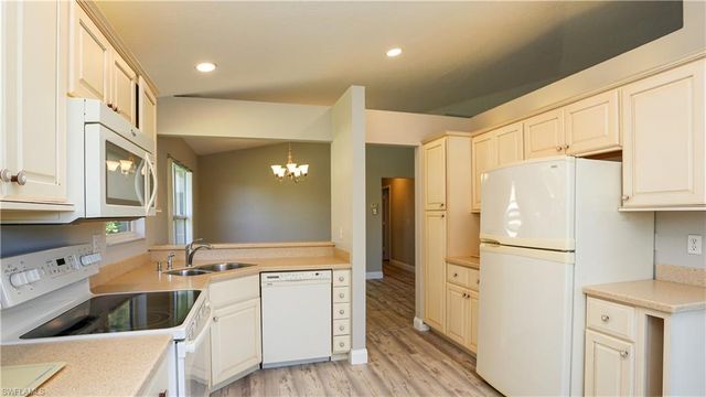 402 Emerald Bay CIR E7, Naples, FL 34110