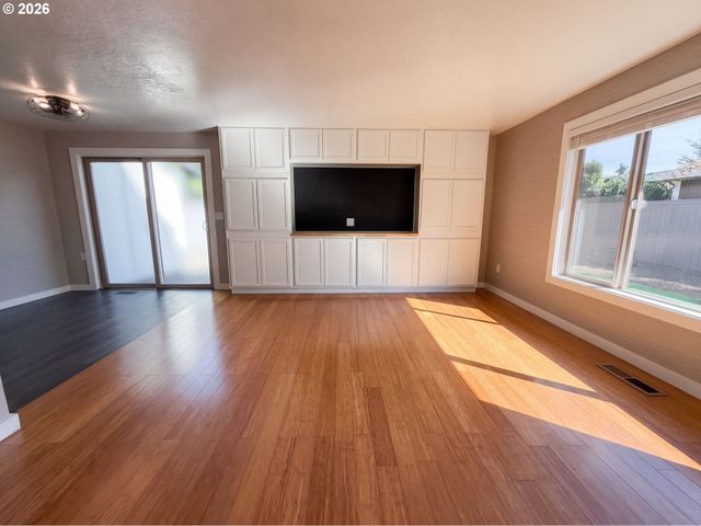 1320 Ne 17TH St, Gresham, OR 97030