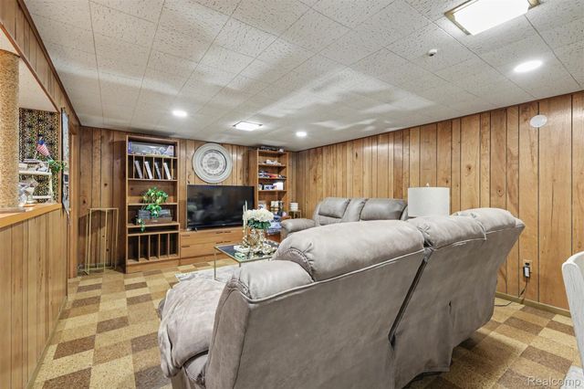 7292 Fairwood Drive, Dearborn Heights, MI 48127