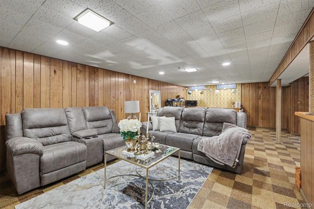 7292 Fairwood Drive, Dearborn Heights, MI 48127