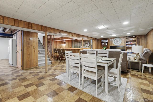 7292 Fairwood Drive, Dearborn Heights, MI 48127