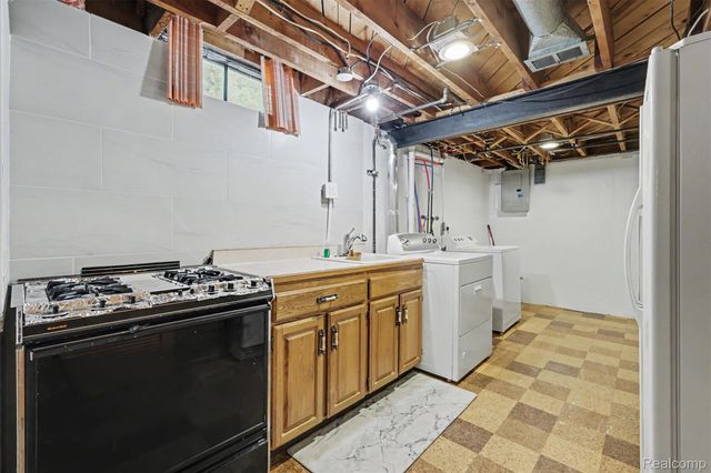 7292 Fairwood Drive, Dearborn Heights, MI 48127