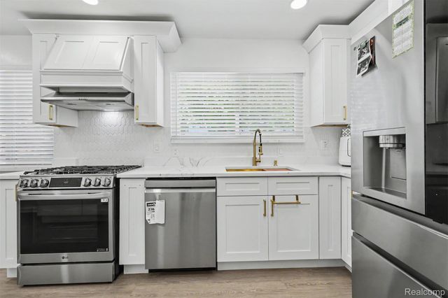 7292 Fairwood Drive, Dearborn Heights, MI 48127
