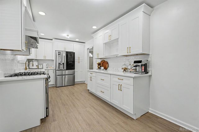 7292 Fairwood Drive, Dearborn Heights, MI 48127
