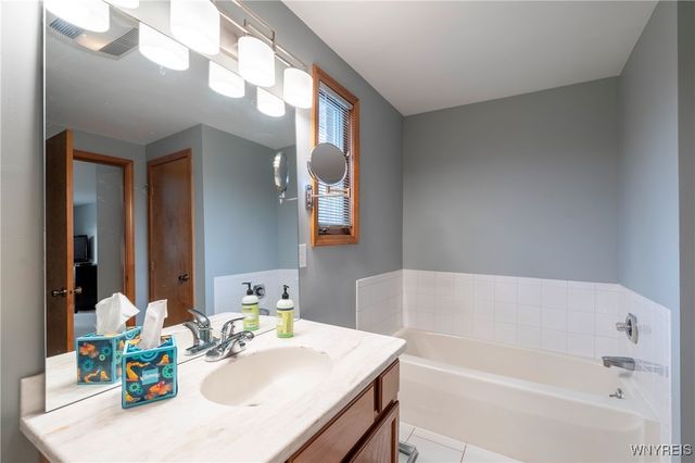 27 Wellington Court North, Amherst, NY 14221