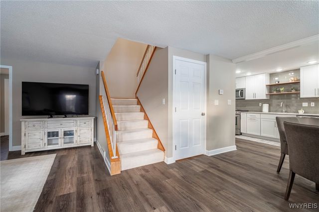 27 Wellington Court North, Amherst, NY 14221