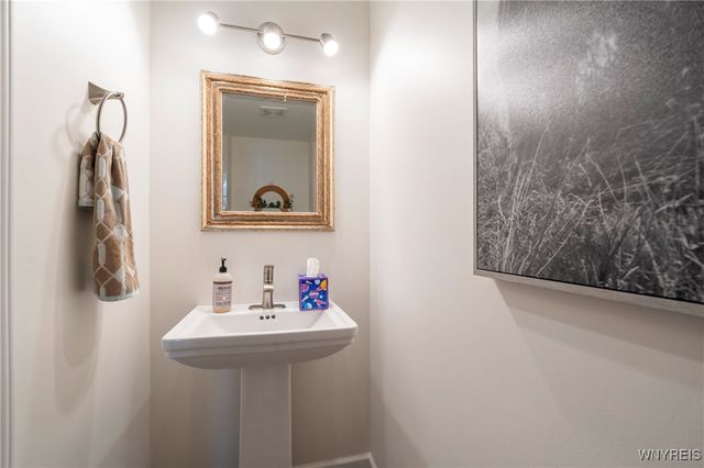 27 Wellington Court North, Amherst, NY 14221