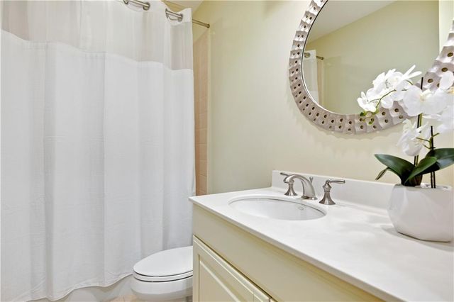 4900 Central Street 104, Kansas City, MO 64112