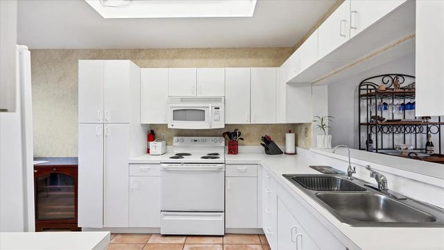 9610 CLUB SOUTH CIRCLE 4106, Sarasota, FL 34238