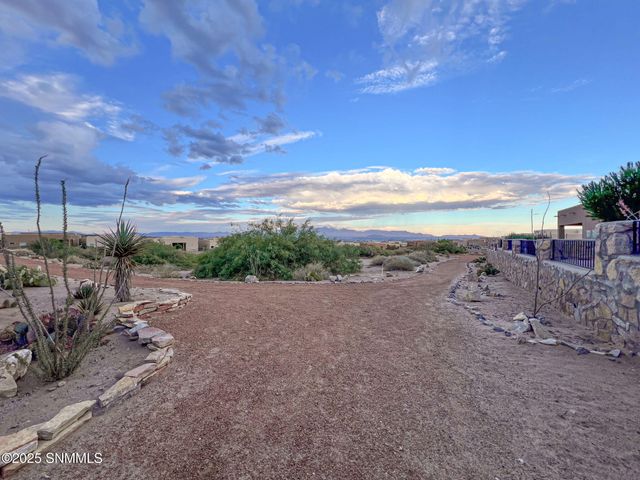 8065 Willow Bloom Circle, Las Cruces, NM 88007
