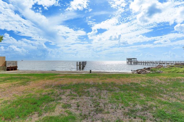 308 Bay Avenue, Kemah, TX 77565